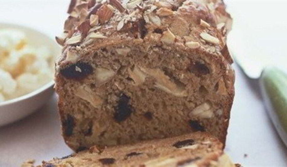 Рецепт кекса с сушеными яблоками, вишней и миндалем