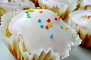 Кексы с красной смородиной на йогурте