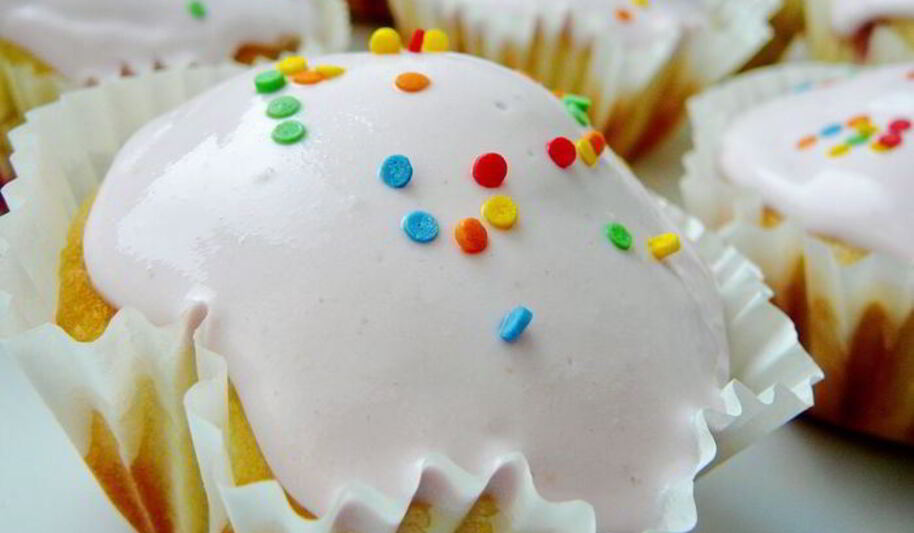 Рецепт кексов с красной смородиной на йогурте