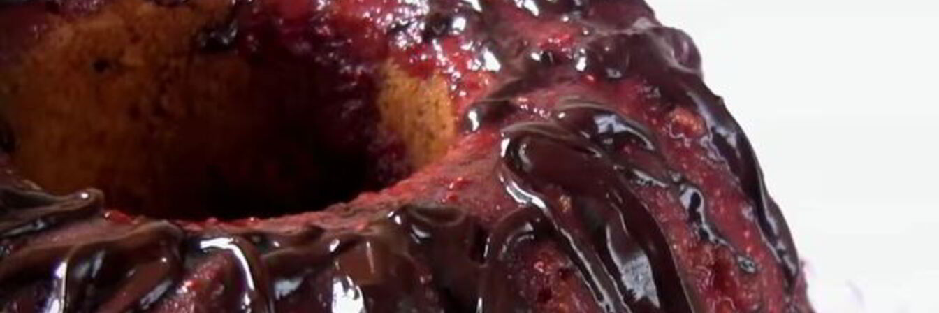 Клубничный кекс с шоколадной глазурью