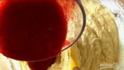 клубничный кекс с шоколадной глазурью