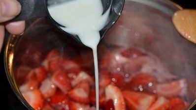 клубничный кекс с со сливочным сыром