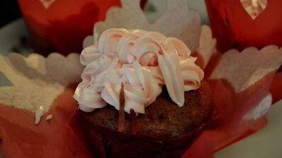 красные бархатные капкейки