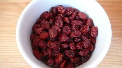 пряный кекс с вяленой клюквой, курагой и орехами