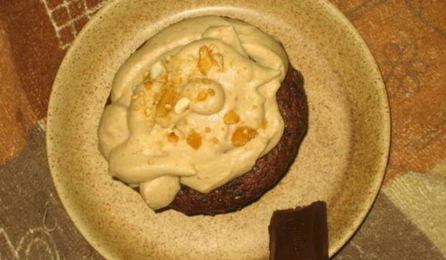 Рецепт шоколадных капкейков с пралине и кофейным фростингом