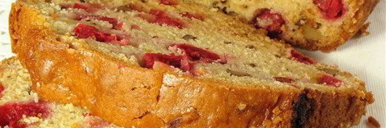 Быстрый кукурузный хлеб с клюквой и орехами