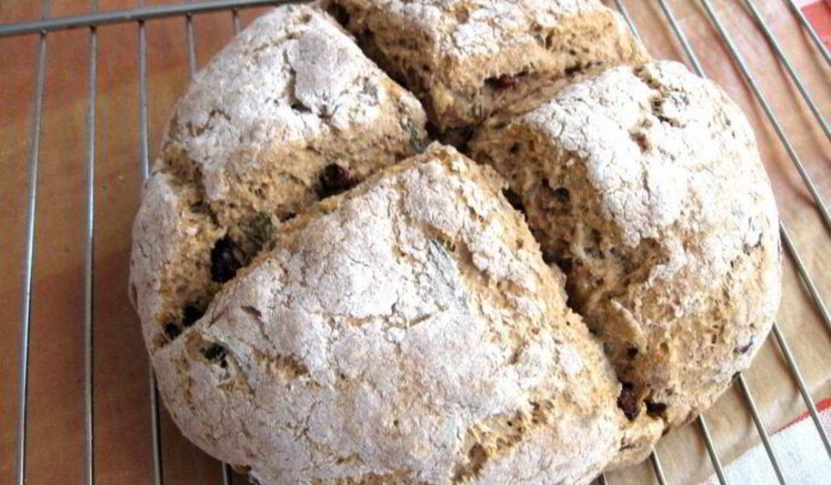 Рецепт ирландского содового хлеба с розмаринома и клюквого