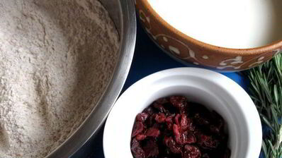 ирландский содовый хлеб с розмарином и клюквой