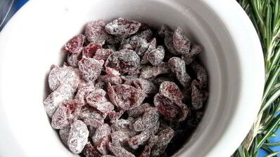 ирландский содовый хлеб с розмарином и клюквой