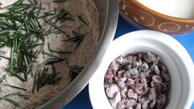 ирландский содовый хлеб с розмарином и клюквой