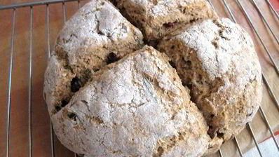 ирландский содовый хлеб с розмарином и клюквой