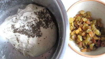 хлеб с тмином и изюмом