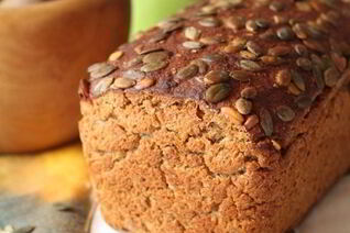 Хлеб с творогом и тыквенными семечками на ржаной закваске