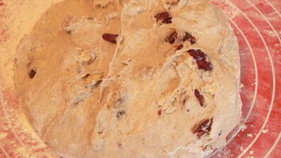 ржаной хлеб с клюквой и грецким орехом