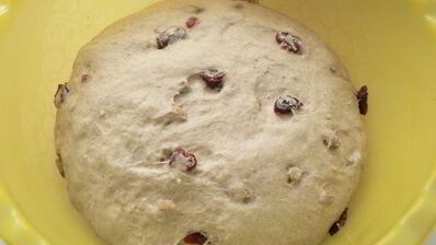 ржаной хлеб с клюквой и грецким орехом