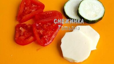конвертики из баклажана с моцареллой, томатом и цукини