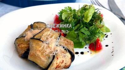 конвертики из баклажана с моцареллой, томатом и цукини