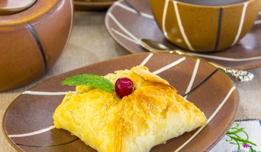 Рецепт конвертики из слоеного теста с фаршированными абрикосами