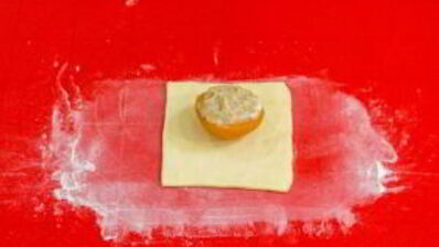 конвертики из слоеного теста с фаршированными абрикосами