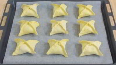 конвертики из слоеного теста с фаршированными абрикосами