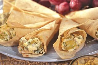 Кулечки из лаваша с сыром и виноградом