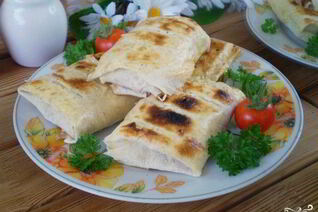 Лаваш с сыром и помидорами на костре