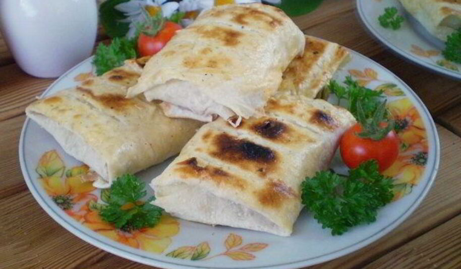 Рецепт лаваша с сыром и помидорами на костре