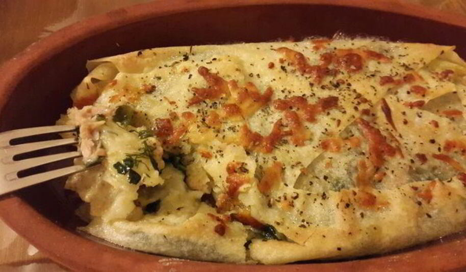 Рецепт лаваша с тунцом и шпинатом, запеченный в глиняной тарелке