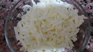 лаваш с тунцом и шпинатом, запеченный в глиняной тарелке