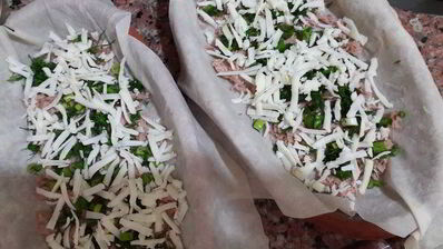 лаваш с тунцом и шпинатом, запеченный в глиняной тарелке