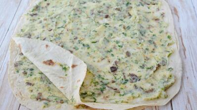 рулетики из лаваша с картофелем, грибами и зеленью