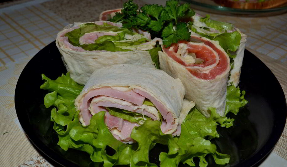 Рецепт рулетов из лаваша с сыром, ветчиной и рыбой