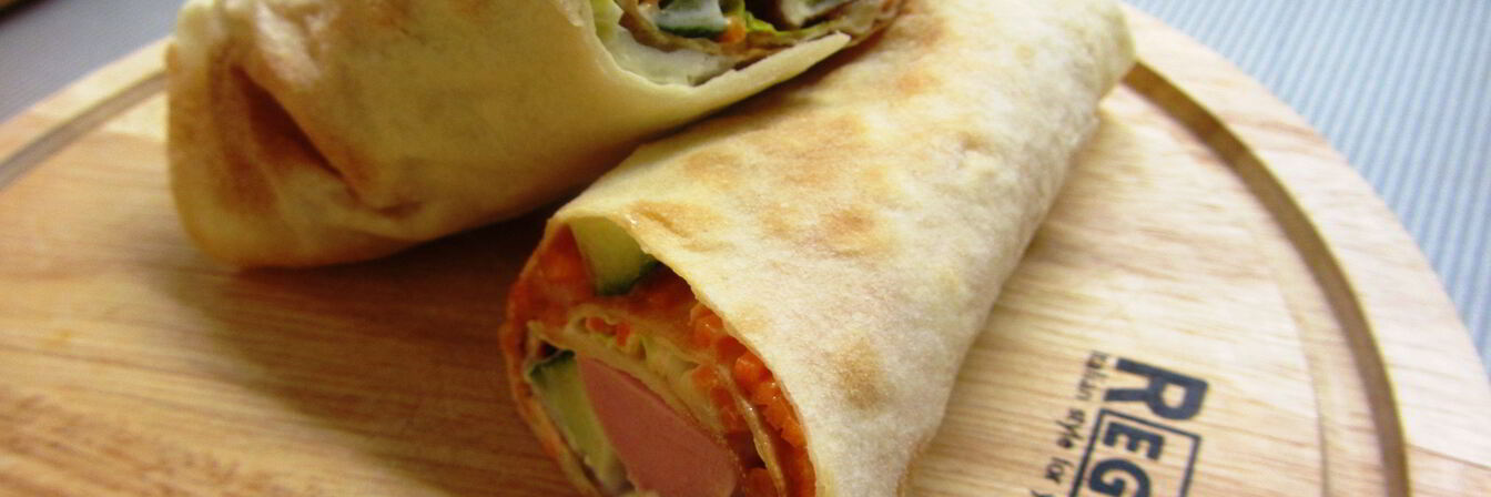 Трубочки из лаваша с сосиской и огурцом