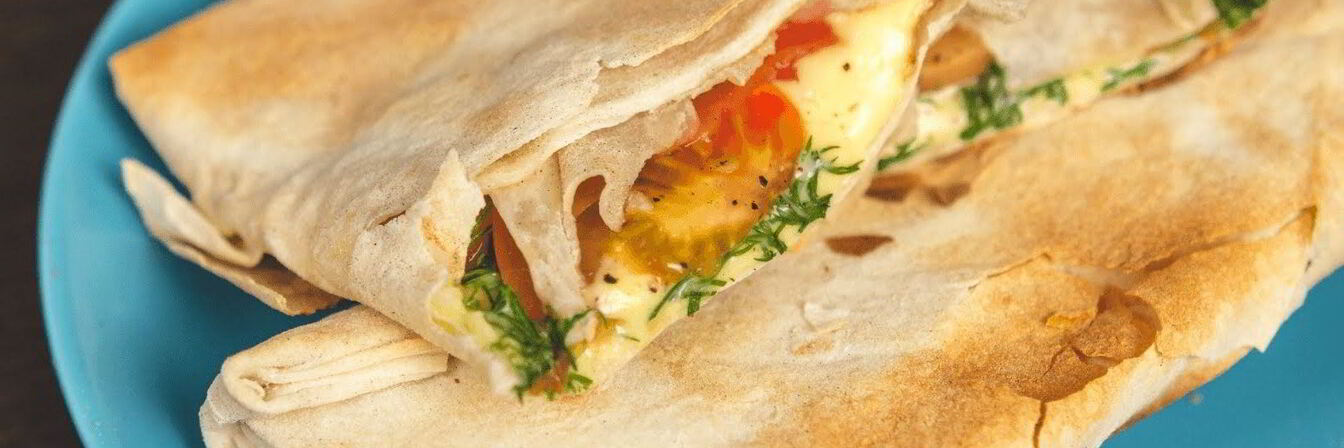 Жареный лаваш с сыром и помидорами