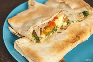 Жареный лаваш с сыром и помидорами