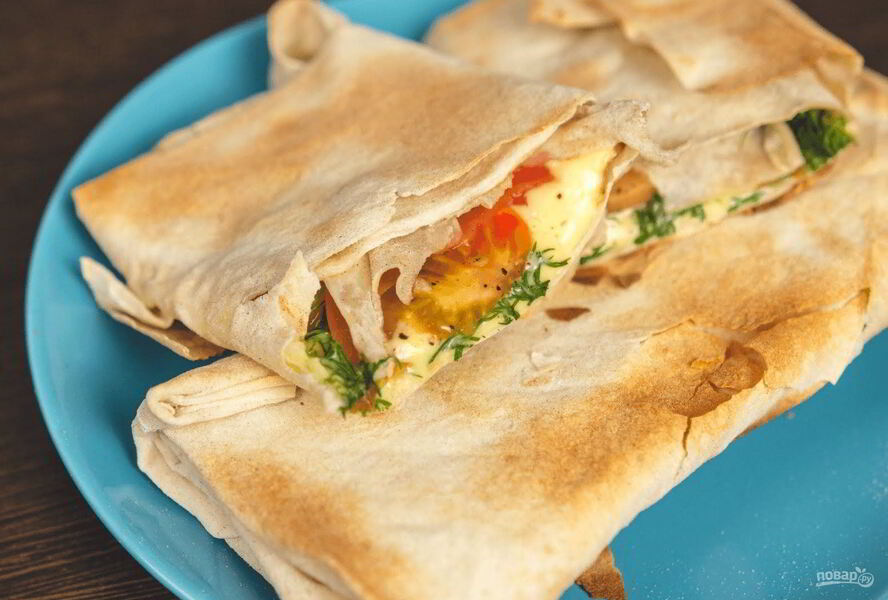 Жареный лаваш с сыром и помидорами