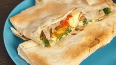 жареный лаваш с сыром и помидорами