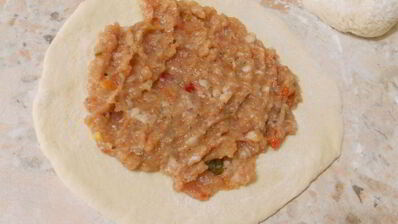 дрожжевые лепешки с мясом на сковороде