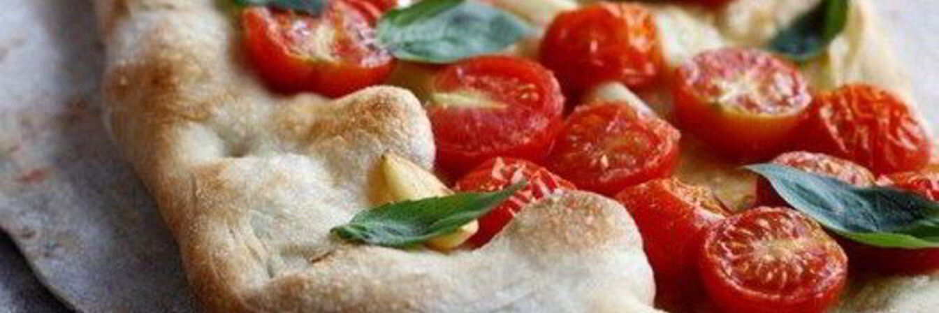 Фокачча с помидорами и чесноком