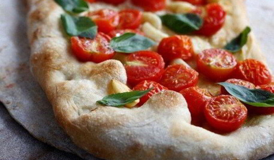 Рецепт фокаччи с помидорами и чесноком