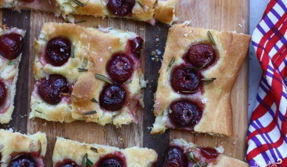 Рецепт фокаччи с вишней и розмарином