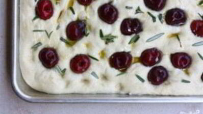 фокачча с вишней и розмарином