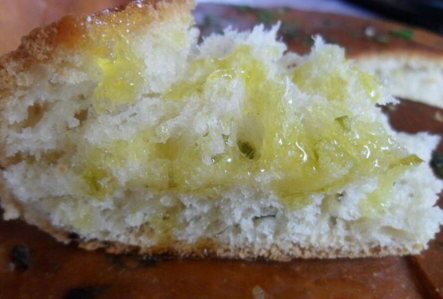 Фокачча с зеленью и чесноком