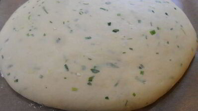 фокачча с зеленью и чесноком