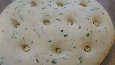 фокачча с зеленью и чесноком