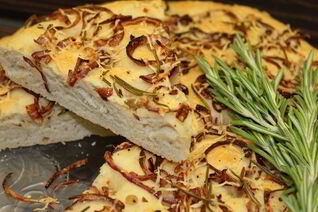 Фокачча с жареным луком и розмарином