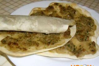 Ламаджо — армянские хрустящие лепешки прослоенные мясным фаршем
