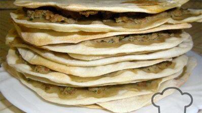 ламаджо — армянские хрустящие лепешки прослоенные мясным фаршем