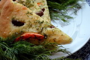 Лепешка с помидором, оливками и укропом