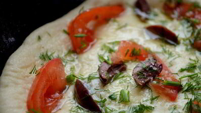 лепешка с помидором, оливками и укропом